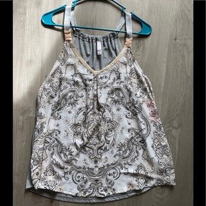 NWT - Gray & White Damask Patterned Sleeveless Top